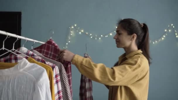 Evde Eski Giysilerle Birlikte Bağış Kutuları Paketleyen Bir Kadın Bağış — Stok video