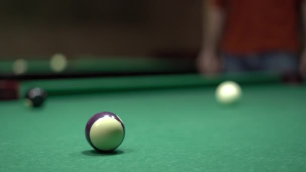 男性の手はビリヤードルームの広々とした緑のテーブルの上にビリヤードボールを追いかける ビリヤードの概念 — ストック動画