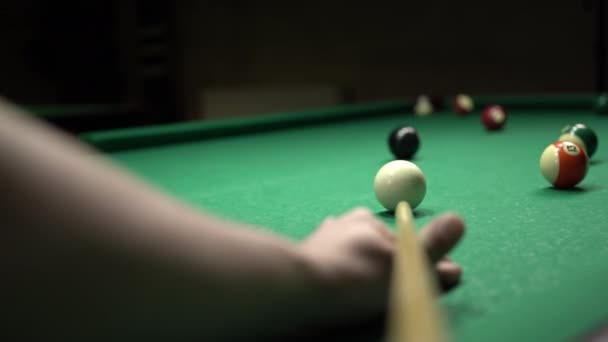 テーブルでビリヤードボールを目指してキューと手 ビリヤードをしている男 スペースのコピー — ストック動画