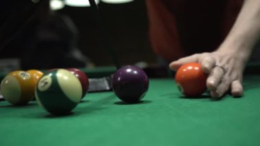 Bilardo sporu konsepti. Yakın plan çekimde yeşil masada plastik bilardo topları toplanır. Bilardo oyunu.