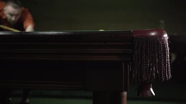 Uomo Colpito Biliardo Palla Una Tasca Angolo Primo Piano Copia — Video Stock