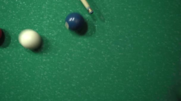 テーブルの上でビリヤードボールを打つトップビューキュー — ストック動画