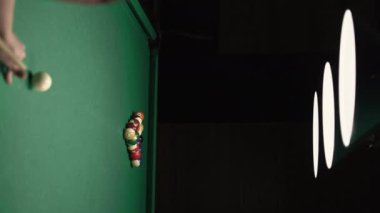 Kulüpte bilardo oynayan genç adam bilardo topu piramidine çarptı. Dikey video
