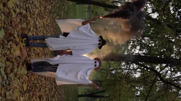 Halloween Duchové Jsou Podzimním Lese Dva Duchové Kouřovými Bombami Svislé — Stock video