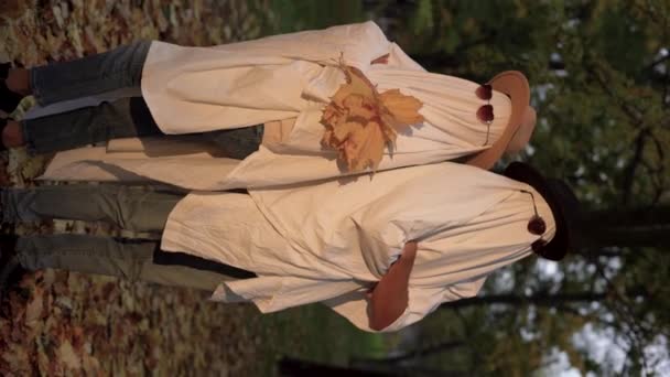 万圣节派对的鬼装束两个鬼魂在秋天的森林里散步 万圣节的概念 垂直录像 — 图库视频影像