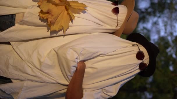 Два Призрака Простынях Осеннем Лесу Листьями Костюм Призрака Хэллоуина Концепция — стоковое видео