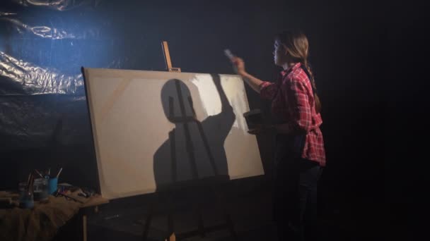 Талантливая Молодая Художница Энергично Рисует Картины Маслом Широкими Мазками Темной — стоковое видео