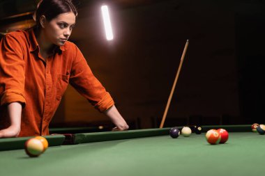 Bilardo masasının yanındaki bir kızın portresi, ciddi bilardo oyuncusu, Amerikan bilardo bilardosu. Boşluğu kopyala