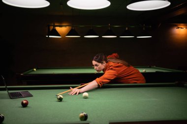 Bilardo oyunu online eğitim kursu, bilgisayar kullanarak bilardo oynayan bir kadın. Boşluğu kopyala