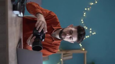 İş yerinde dijital kamera ve dizüstü bilgisayar kullanarak çalışan fotoğrafçı ya da gazeteci. Profesyonel fotoğraf işi. Dikey video