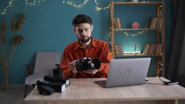 Φωτογράφος Που Εργάζεται Ένα Φορητό Υπολογιστή Στο Χώρο Εργασίας Στέλνει — Αρχείο Βίντεο