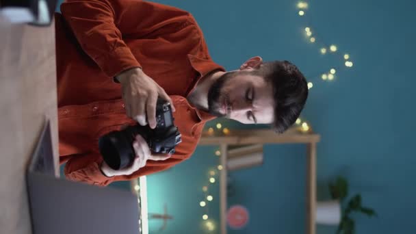 Gelukkige Jonge Fotograaf Met Een Dslr Camera Haar Kantoor Met — Stockvideo
