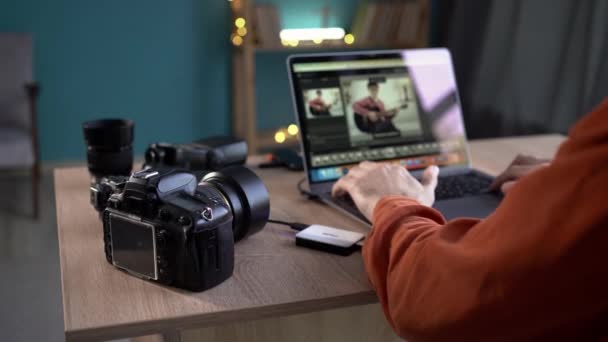 Fotograaf Journalist Werkt Aan Laptop Fotobewerking Bewerken Designer Fotografie Van — Stockvideo