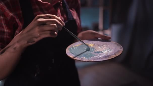 Vrouwelijke Kunstenaar Houdt Een Palet Zijn Hand Mengt Acrylverf Met — Stockvideo