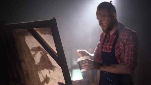 Мужчина Художник Помощью Кисти Холста Создает Современный Шедевр Акриловой Живописи — стоковое видео