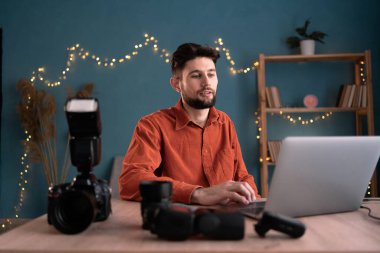 Yaratıcı fotoğrafçı, evde dizüstü bilgisayarlı kurgu fotoğraflarıyla çalışıyor. Boşluğu kopyala