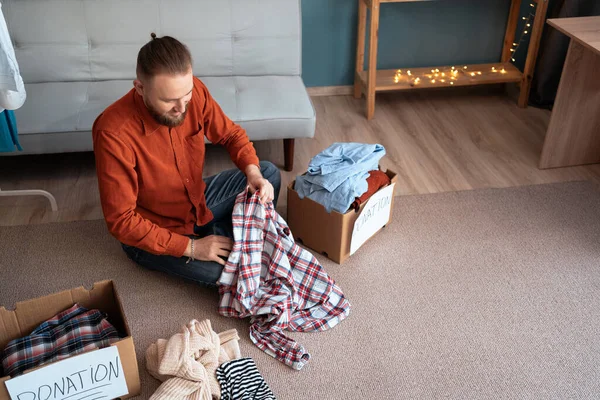 Man Packing His Old Uses Clothes Donation Box Living Room — Stock Photo, Image