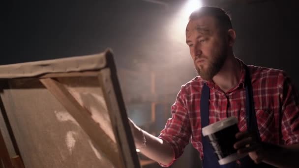 Artista Masculino Usando Pincel Crea Pintura Acrílica Estudio Creativo Con — Vídeo de stock