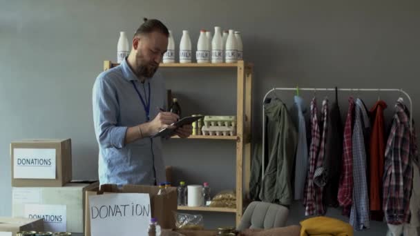 Szociális Munkás Humanitárius Segélyprogramon Dolgoznak Egy Férfi Hajléktalanszállón Önkéntesek Dolgoznak — Stock videók