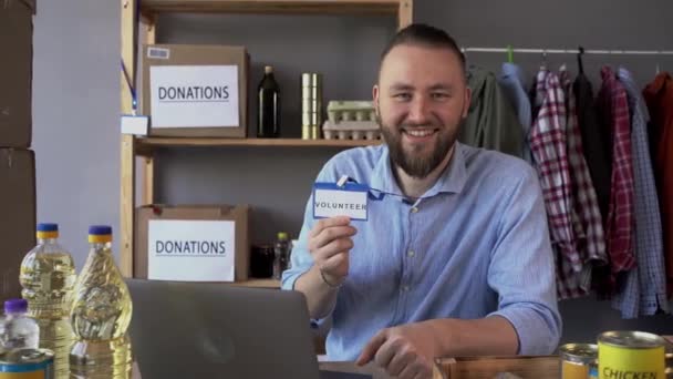 Улыбающийся Волонтер Использующий Ноутбук Время Работы Благотворительном Центре Показывает Знак — стоковое видео