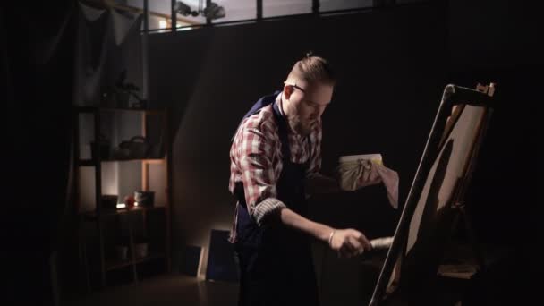 Mladý Talentovaný Umělec Pracující Abstraktní Malbě Používá Štětec Vytvoření Obrazu — Stock video