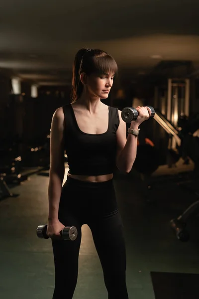 Die Muskulöse Junge Fitness Frau Trainiert Fitnessstudio Mit Kurzhanteln Kraft — Stockfoto
