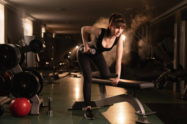 Bir Spor Salonundaki Bir Bankta Dururken Kollarını Sallayan Halterlerle Egzersiz — Stok fotoğraf
