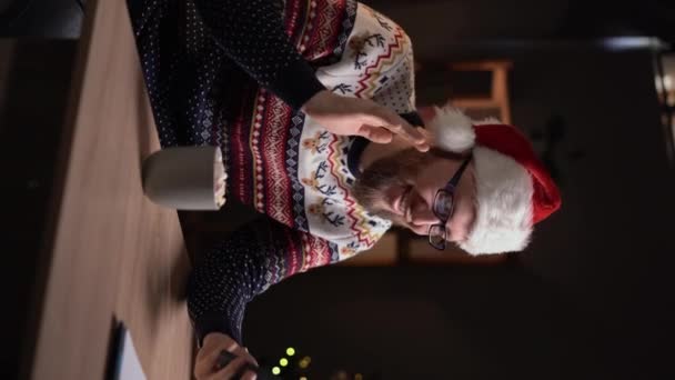 기사보기 수염을 스마트 폰으로 비디오 통화를 크리스마스 이브에 온라인 친구들 — 비디오