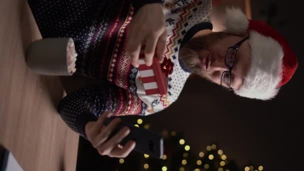 Tampan Pria Bahagia Santa Topi Hampir Bertukar Hadiah Natal Sementara — Stok Video
