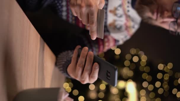Mężczyzna Okularach Trzyma Kartę Kredytową Używa Smartfona Domu Podczas Świąt — Wideo stockowe
