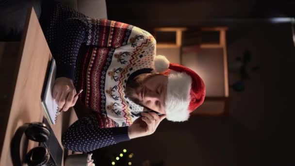 Noel Baba Şapkalı Serbest Çalışan Bir Erkek Evde Noel Günü — Stok video