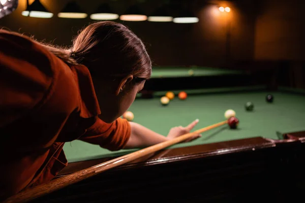 Bola Feminina Jogar Bilhar Snooker Jogador Com Sugestão Apontando Para — Fotografia de Stock