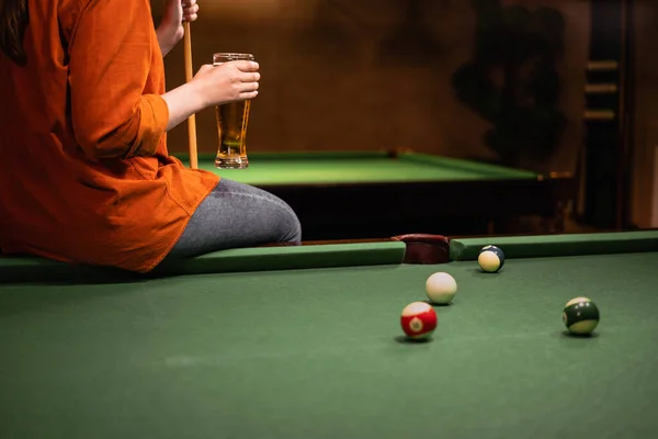 Mulher Bebendo Cerveja Mesa Bilhar Enquanto Joga Snooker Game Close — Fotografia de Stock