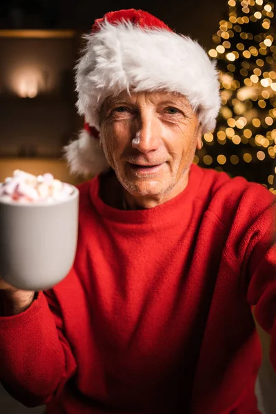 Happy Volwassen Jaar Oude Man Santa Hoed Zwaaien Hand Groet — Stockfoto
