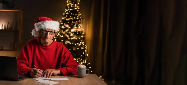Noel Baba Noel Ofiste Gece Geç Saatlere Kadar Çalışarak Tebrik — Stok fotoğraf