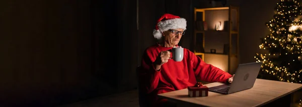 Neşeli Gevşemiş Yaşlı Adamın Resmi Masa Başında Oturmuş Noel Boyunca — Stok fotoğraf