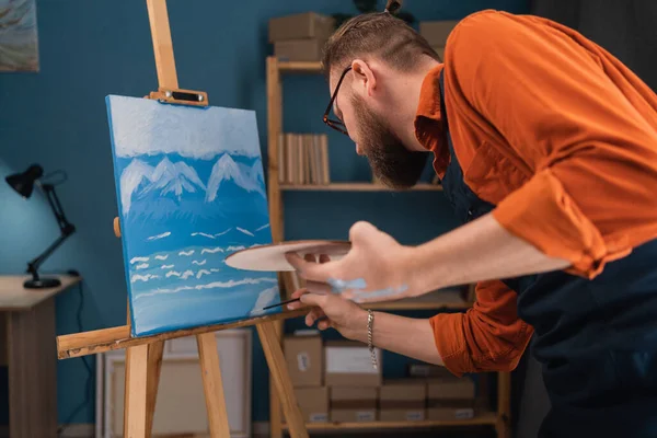 Artista Trabajador Que Concentra Pintura Mientras Que Creativo Una Obra —  Fotos de Stock
