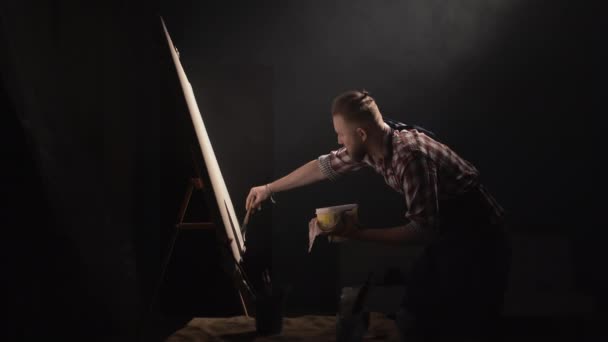 Seniman Muda Menutupi Kanvas Dengan Primer Sebelum Mulai Bekerja Pada — Stok Video