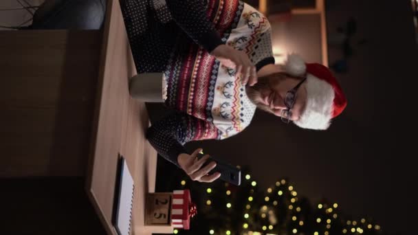 Homme Heureux Dans Chapeau Père Noël Agitant Tout Faisant Appel — Video
