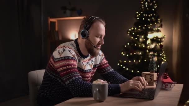 Pusat Panggilan Natal Tampan Operator Layanan Pelanggan Memakai Headset Headphone — Stok Video