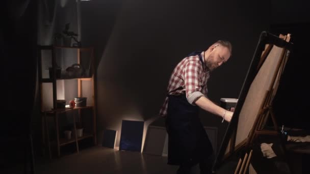 Utalentowany Artysta Pracuje Nad Abstrakcyjnym Malarstwem Olejnym Tworząc Nowoczesne Arcydzieło — Wideo stockowe