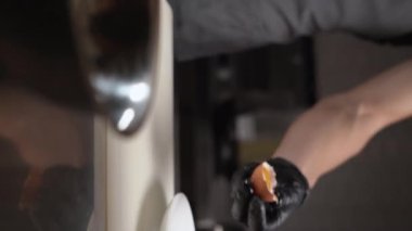 Şef Carbonara makarnası pişirirken üzerine yumurta sarısı dökülüyor. Restoran yemeği konsepti. Dikey video