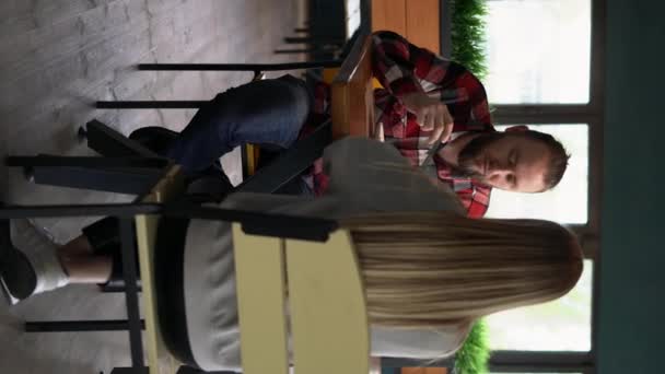 Щаслива Пара Обідала Кафе Розмовляючи Мило Сидячи Столом Переглядаючи Їхнє — стокове відео