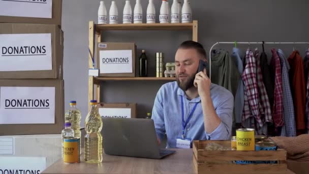 Bénévole Caucasien Masculin Parlant Sur Smartphone Près Ordinateur Portable Dans — Video