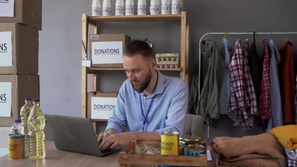 Счастливый Улыбающийся Волонтер Работающий Благотворительном Центре Красавчик Помощью Ноутбука Отслеживает — стоковое видео