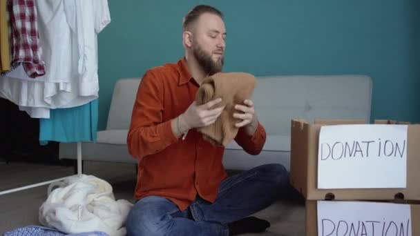 Concept Don Homme Préparant Ses Vieux Vêtements Usagés Dans Une — Video