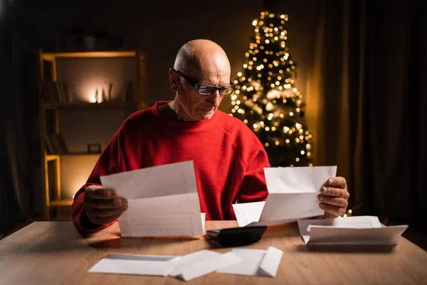 Oude Man Aan Tafel Rekeningen Aan Het Controleren Met Kerstmis — Stockfoto