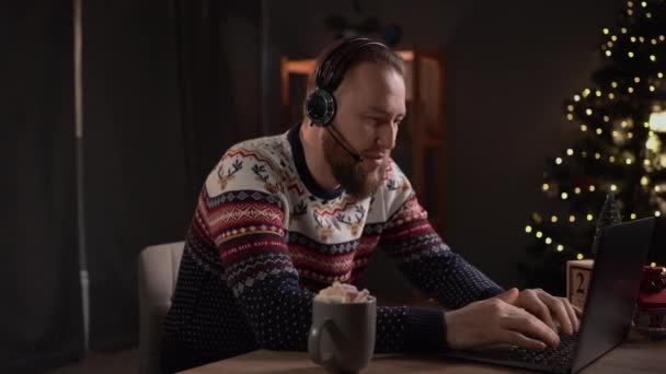 Operator Call Center Pria Kaukasia Headset Dengan Mic Berbicara Dengan — Stok Video