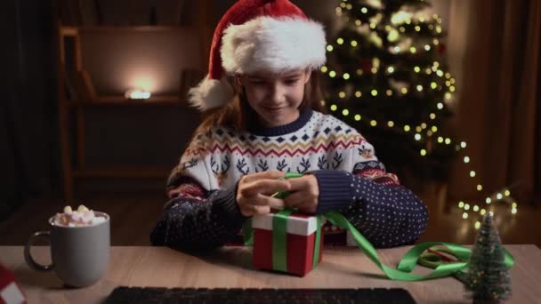 Skolflickan Stannar Hemma Över Julen Årig Flicka Tittar Datorskärmen Med — Stockvideo