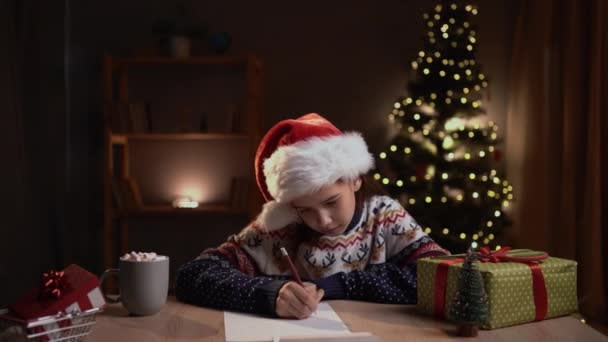Criança Feliz Escrevendo Carta Para Papai Noel Antes Enviar Por — Vídeo de Stock